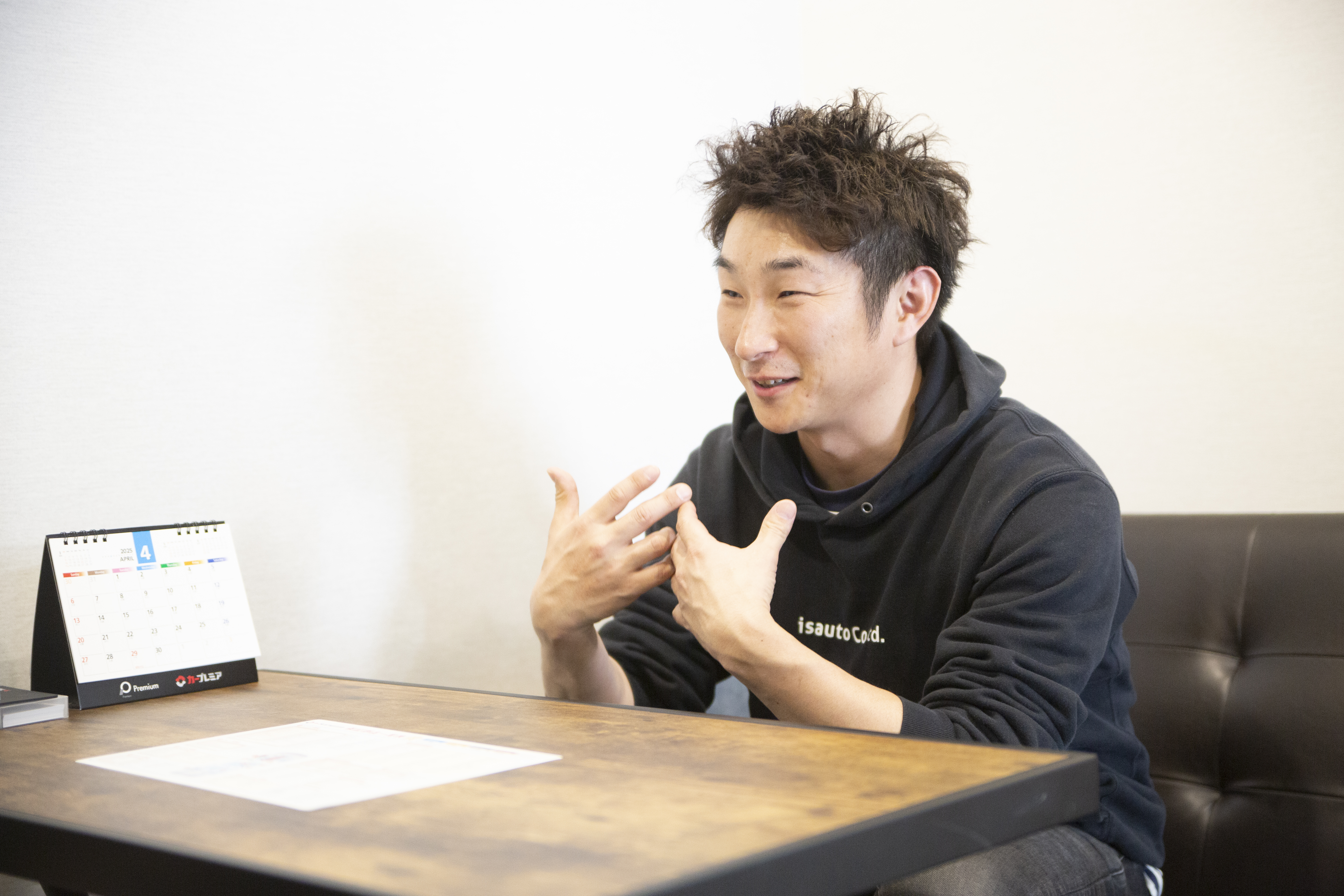 対談で手振りをする男性の写真