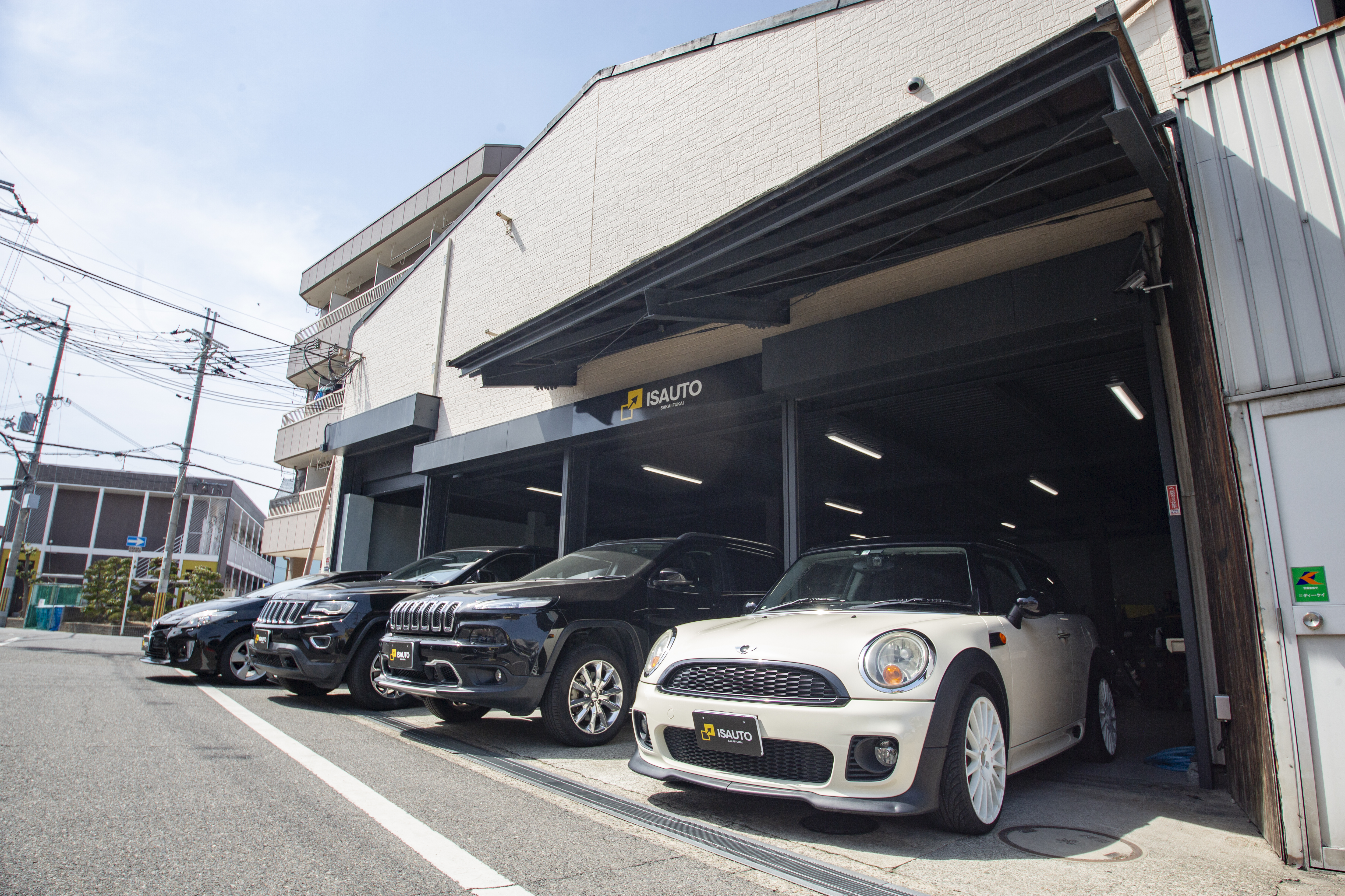 駐車場に並ぶ車