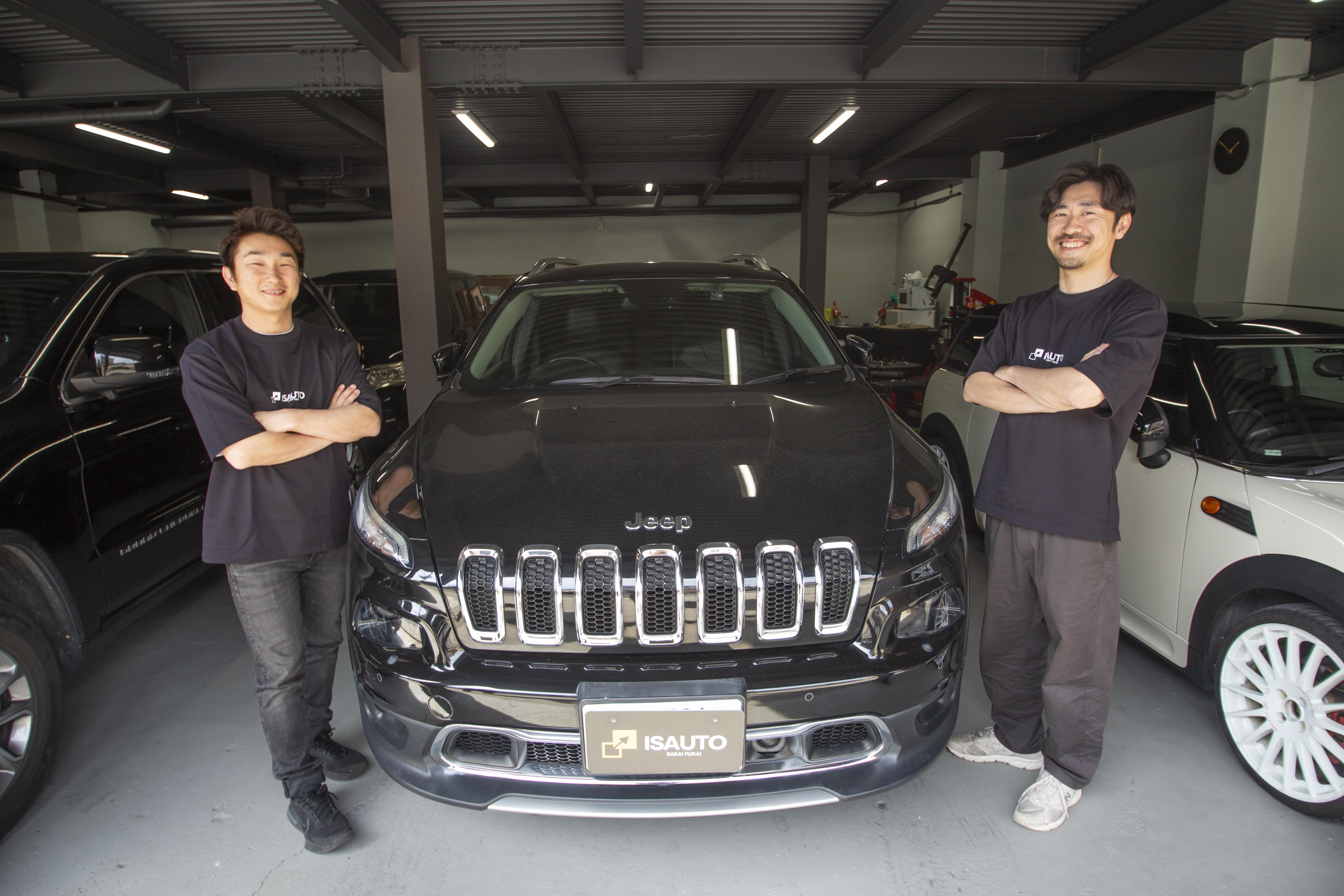 車の前にいる2名のスタッフ