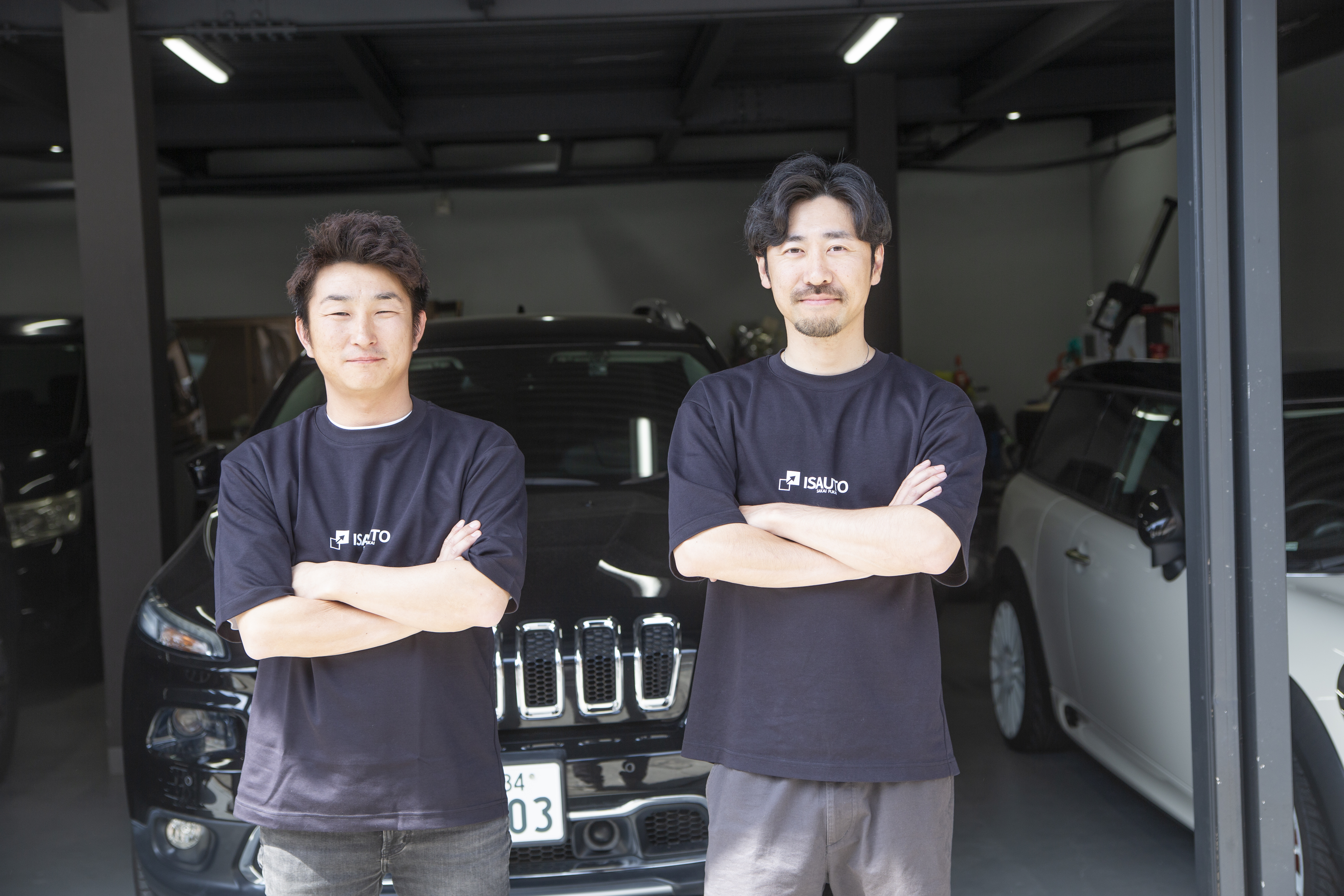 男性が座っている写真